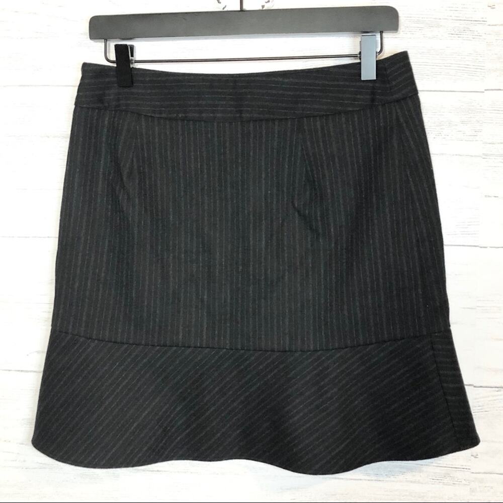 BANANA REPUBLIC Black Gray Pinstripe Stretch Wool Ruffle Hem Skirt Size 4 - Picture 3 of 5